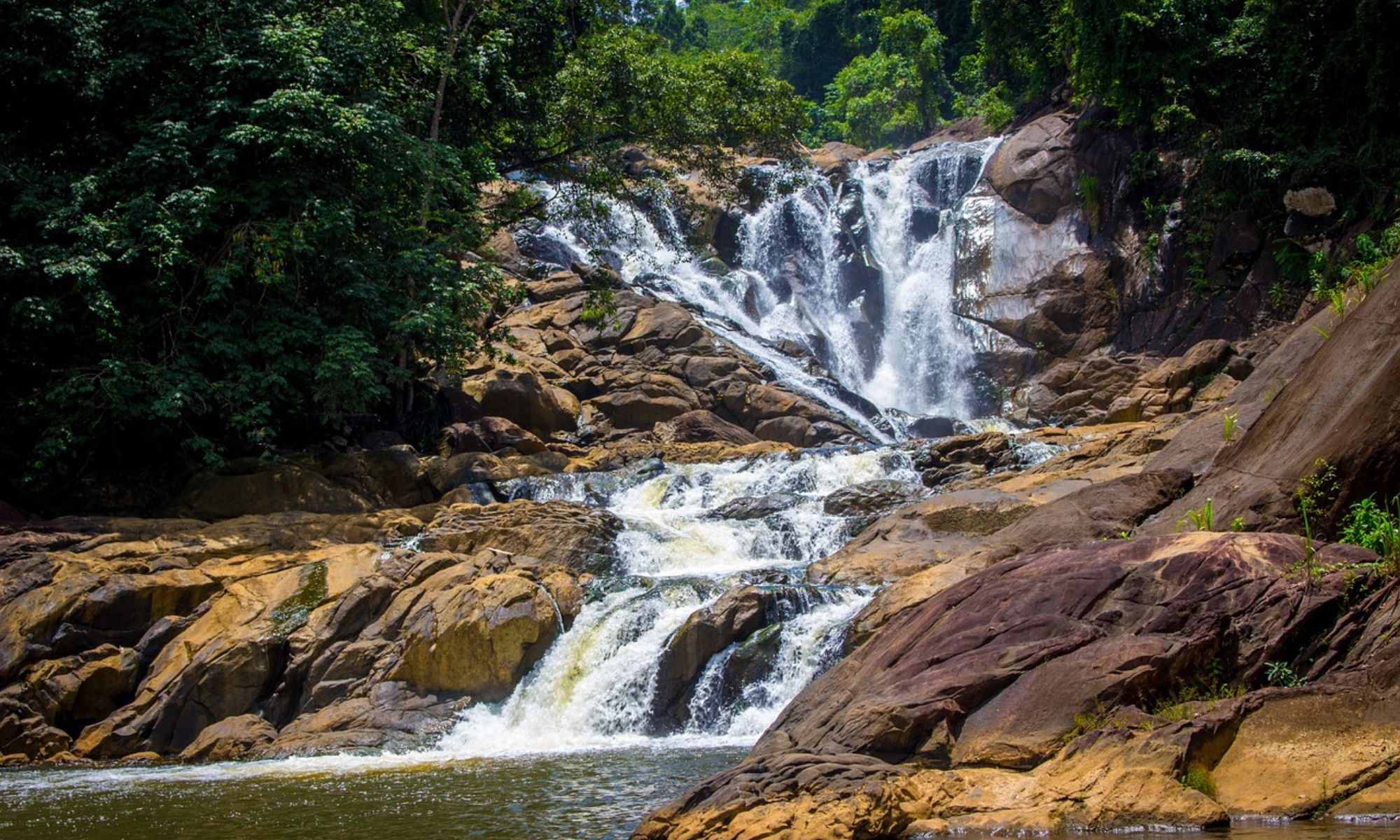 Explore Beauty of Waterfalls in Sri Lanka